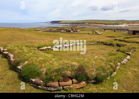 Restos de Norse long house en un asentamiento del siglo 10 excavados en la Brough de Birsay Islas Orkney, Escocia, Reino Unido, Gran Bretaña Foto de stock