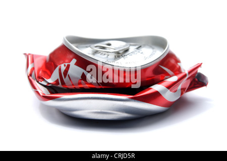 Lata de Coca Cola aplastada Fotografía de stock - Alamy