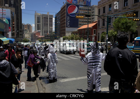 Tráfico boliviano cebras ayudándole a cruzar la carretera safel, La Paz, Bolivia, América del Sur Foto de stock