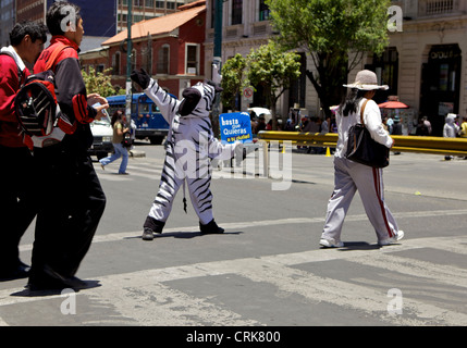 Tráfico boliviano cebras le ayudan a cruzar la calle con seguridad en La Paz, Bolivia, en América del Sur Foto de stock