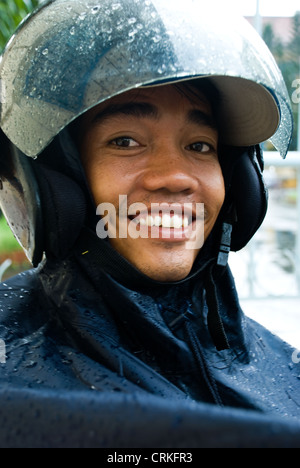 Retrato De Un Ciclista Hombre Asiático Con Casco Y Ropa Deportiva. Aislado  Sobre Fondo Blanco Con Saturación Camino Fotos, retratos, imágenes y  fotografía de archivo libres de derecho. Image 82867510