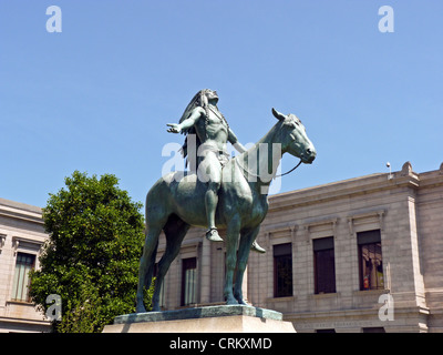 Estatua de nativos americanos a caballo los brazos al cielo, Museum of Fine Arts, Boston, MA, EE.UU. Foto de stock