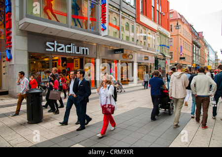 Drottninggatan calle peatonal Norrmalm district central Estocolmo Suecia Europa Foto de stock
