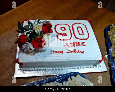 Birthday cake 90 year old fotografías e imágenes de alta resolución - Alamy
