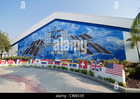 El Complejo para Visitantes del Centro Espacial Kennedy en Florida Merritt Island mural y diagrama de la Estación Espacial Internacional.