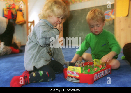 Dos niños jugando con un juego