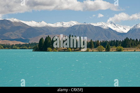Lago Ruataniwha, un lago artificial en la cuenca de Mackenzie en la Isla Sur de Nueva Zelanda, con el Ben Ohau rango más allá Foto de stock