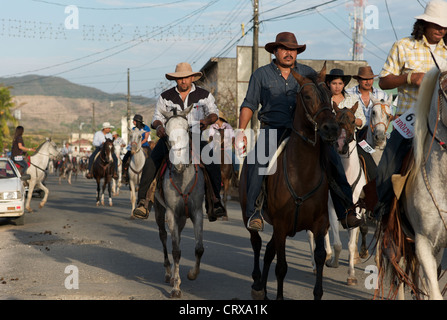 Cowboys desfilando en rodeo Fotografía de stock - Alamy