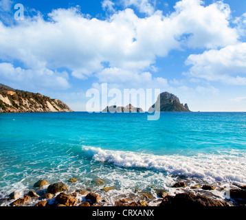 Isla de Ibiza Es Vedrá vista desde Cala d'Hort En Islas Baleares Foto de stock