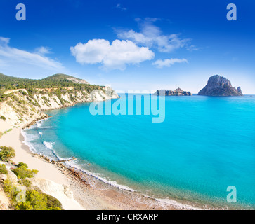 Isla de Ibiza Es Vedrá vista desde Cala d'Hort En Islas Baleares Foto de stock