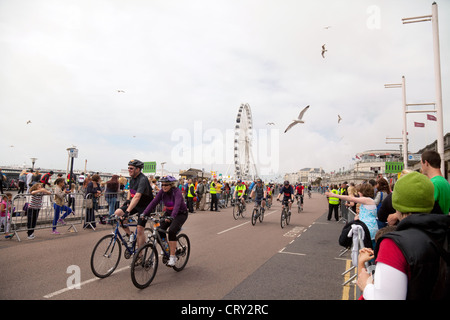 El acabado de la London to Brighton caridad paseo en bicicleta por el FHB en Sussex, Brighton, REINO UNIDO Foto de stock