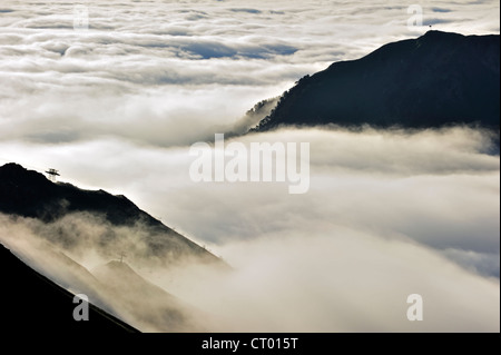 Vistas recortadas telesillas y montañas cubiertas de neblina al amanecer visto desde el Col du Tourmalet Pirineos Francia