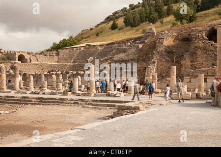 Los turistas que visitan la basílica delante del Teatro Odeón, Éfeso, Turquía Foto de stock