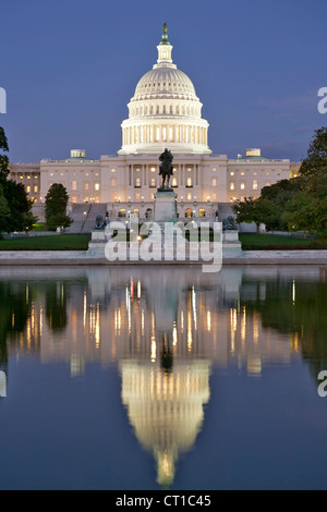 Edificio del Capitolio se refleja en la piscina reflectante en Washington DC, Estados Unidos. Foto de stock