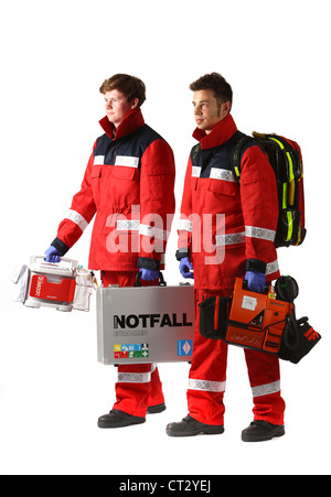 Bomberos paramédicos, con equipo de emergencia. Foto de stock