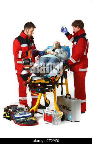 Bomberos paramédicos, con equipo de emergencia. Foto de stock