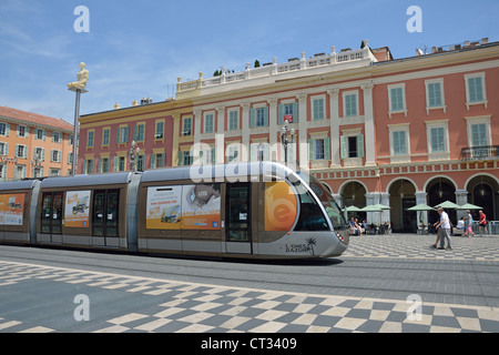 Moderno tranvía que pasa a través de la Place Masséna, Niza Côte d'azur, Alpes Marítimos, Provence-Alpes-Côte d'Azur, Francia Foto de stock
