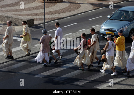 Calle de cantar el Hare Krishna por Harinamas en Tel Aviv el Seacoast promenade Israel