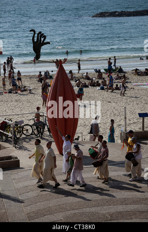 Calle de cantar el Hare Krishna por Harinamas en Tel Aviv el Seacoast promenade Israel