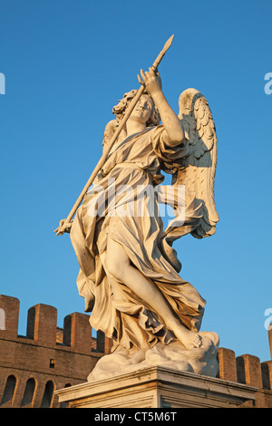 Bernini la estatua de mármol de Ángel con la lanza desde el puente de Sant'Angelo en Roma, Italia