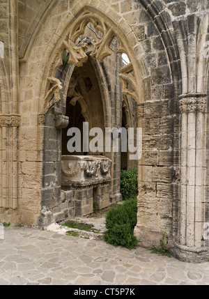 dh Abadía de Bellapais KYRENIA NORTE DE CHIPRE Arco gótico sarcófago piedra ataúd Bellapais Abadía iglesia norte Foto de stock