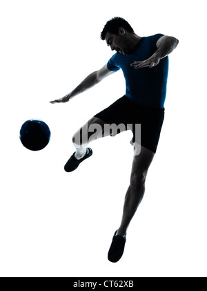Un hombre caucásico patadas voladoras jugando fútbol jugador de fútbol silueta en studio aislado sobre fondo blanco.