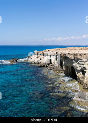 dh CAPE GREKO Chipre Sea Caves cerca de Cabo Greko Ayia Napa zona rocosa costa sur geología mar cuevas rocas Foto de stock