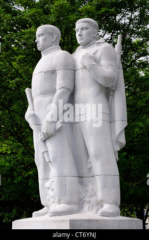 Lieja, Bélgica. Monumento a la Resistencia Nacional en el Parc d'Avroy. Las figuras que representan la resistencia armada Foto de stock