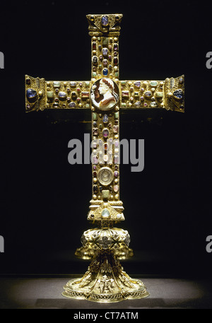Cruz del Emperador Lotario II (835869). Siglo 11. Oro y piedras