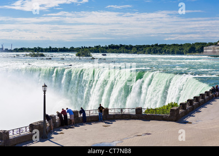Los turistas ver las cataratas de La Herradura desde el lado Canadiense, Niagara Falls, Ontario, Canadá Foto de stock