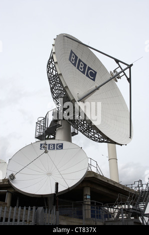 Londres - antenas parabólicas de la BBC con el logotipo de la compañía Foto de stock