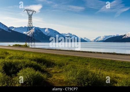 Autopista costera de Alaska entre Anchorage y Seward, Alaska. Foto de stock