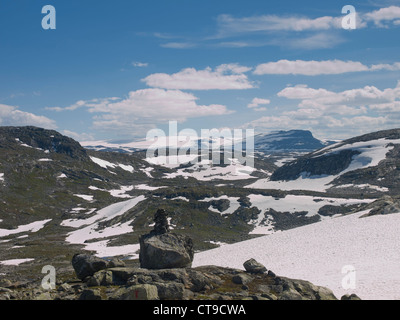 Vista del glaciar y parches de verano la nieve en las montañas noruegas Foto de stock
