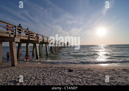 La Naples, Florida muelle pesquero Municipal es el lugar perfecto para ver la puesta de sol sobre el Golfo de México. Foto de stock