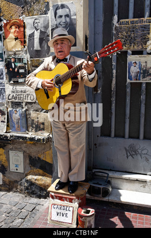 Gardelito, Tango con guitarra, músico de la calle San Telmo, cerca de la Plaza Dorrego, Buenos Aires, Argentina Foto de stock