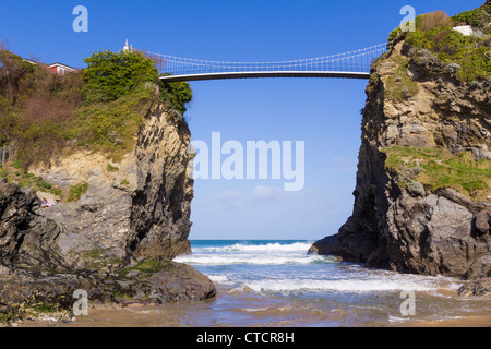 Puente que cruza a la isla sobre la playa Towan Newquay Cornwall Inglaterra Foto de stock