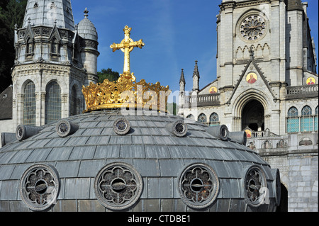 Corona dorada y la cruz de la Basílica de Nuestra Señora del Rosario / Notre Dame du Rosaire de Lourdes, Pirineos, Francia
