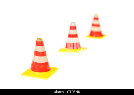 Fila de conos de señalización vial - Perspectiva de punto de fuga - aislado  en blanco Fotografía de stock - Alamy