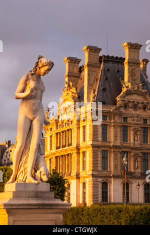 Estatua en el Jardin des Tuileries con el Musee du Louvre más allá, París Francia Foto de stock