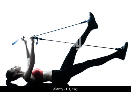 Una mujer caucásica ejercer gymstick elástica en silueta studio aislado sobre fondo blanco. Foto de stock