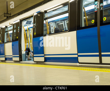 Vista de las piernas de una mujer en parado el tren en la estación de Metro en Madrid, España, Europa Foto de stock