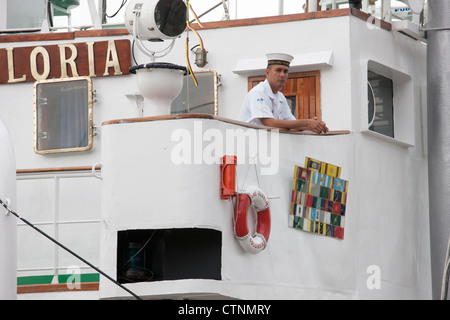 Un marinero se levanta sobre la cubierta del barco de entrenamiento de Colombia ARC Gloria durante 2012 la Semana de la flota en la Ciudad de Nueva York Foto de stock