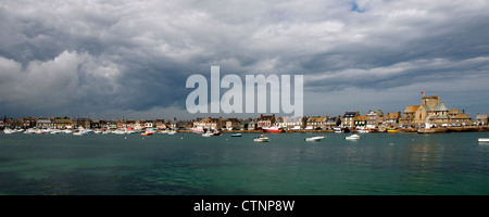 Vista panorámica con nubes de tormenta Barfleur Cherbourg la península de Normandía Francia