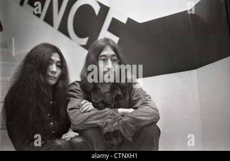 003654 - John Lennon y Yoko Ono en Cambridge El 2 de marzo de 1969 Foto de stock