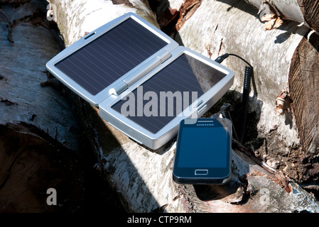 Paneles solares portátiles con batería de almacenamiento de banco de  energía de carga de un iPhone Fotografía de stock - Alamy