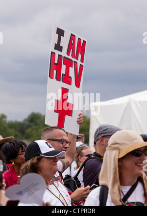 Un hombre sostiene un "soy VIH +' firmar en una muchedumbre - Julio 22, 2012, Washington, DC, EE.UU. Foto de stock