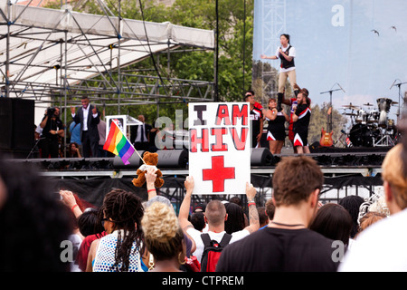 Un hombre sostiene un "soy VIH +' firmar en una multitud durante el rally de sensibilización sobre el SIDA - 22 de julio de 2012, Washington, DC, EE.UU. Foto de stock