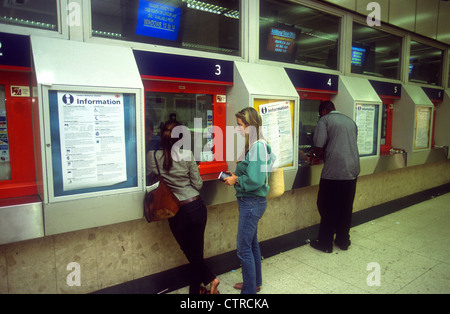 Los clientes que compren billetes de tren en la estación de Waterloo, Londres, Reino Unido. Foto de stock