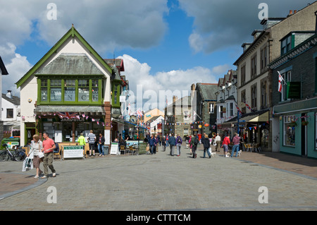 Gente visitantes turistas caminando alrededor del centro de la ciudad de Keswick en verano Cumbria Inglaterra Reino Unido Gran Bretaña Foto de stock
