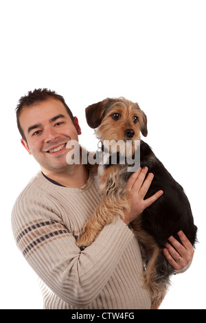 Retrato de un hombre sosteniendo un lindo perro de raza mixta aislado sobre blanco.